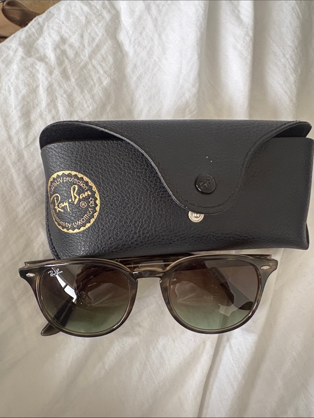 Ray-Ban Brown Gradient Clubmaster Sunglasses with Black Case RB4359